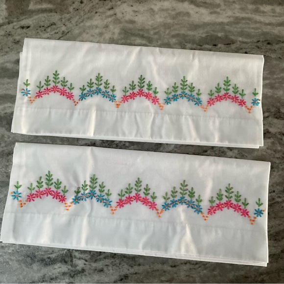 Vintage set of 2 hand embroidered pillowcases flowers 30”x20” - Picture 2 of 7